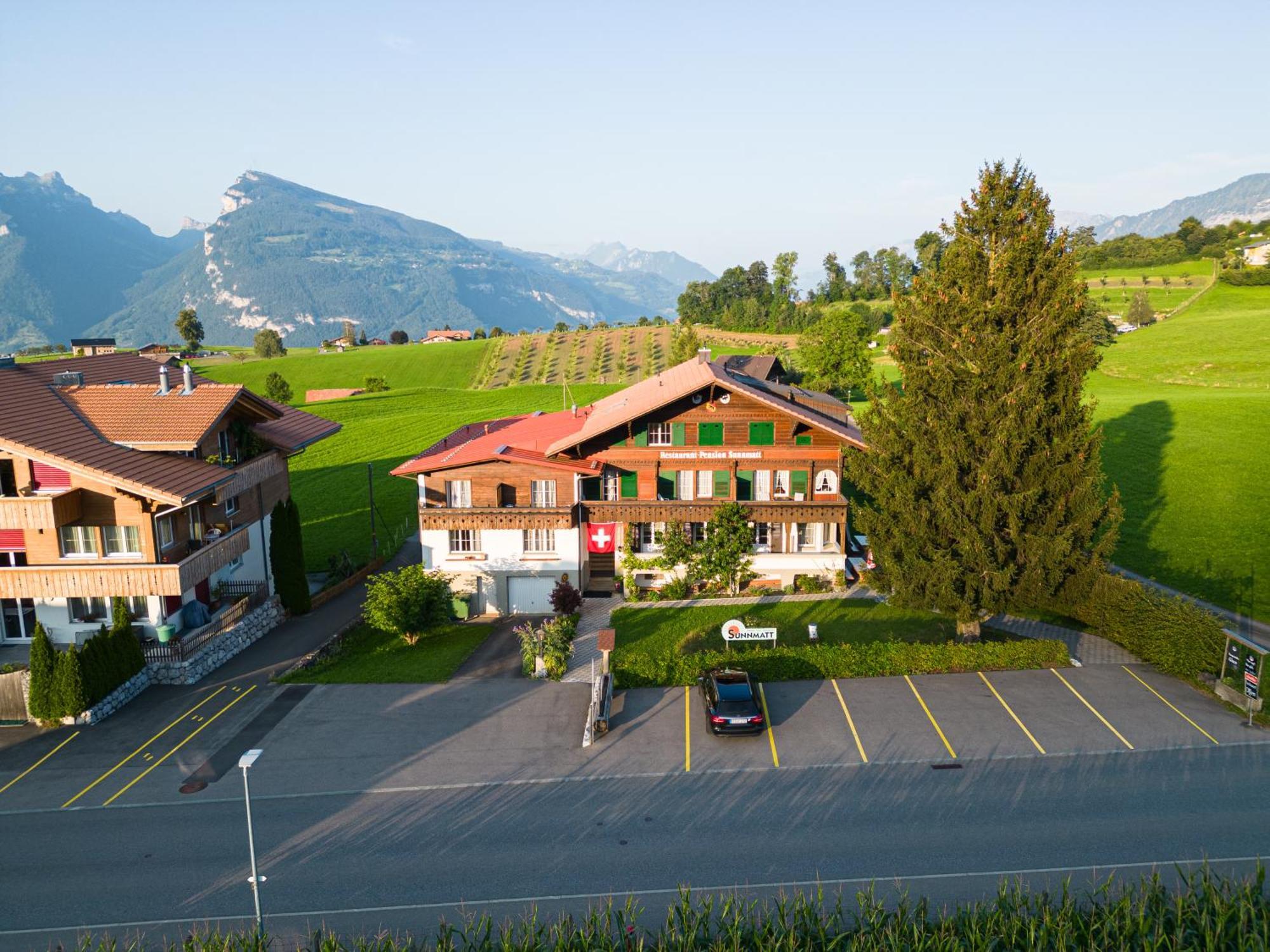 Hotel Restaurant Sunnmatt Aeschi Bei Spiez Eksteriør billede